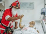 Pacientes do Hospital de Câncer do Maranhão recebem visita do Papai Noel