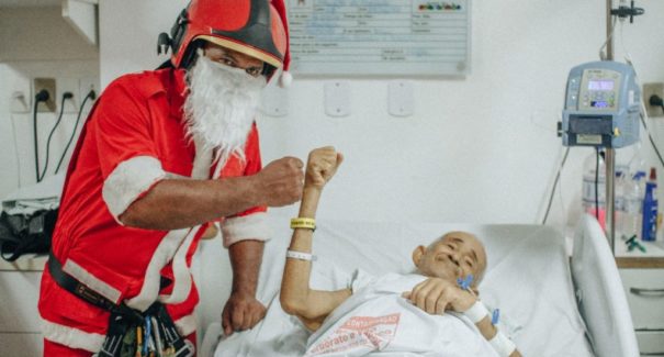 Pacientes do Hospital de Câncer do Maranhão recebem visita do Papai Noel