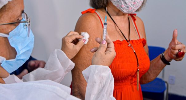 Quase 70% dos brasileiros já tomaram 2 doses, em um ano de vacinação