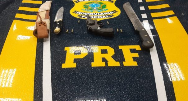 Motorista é preso com arma de fogo e munições após abordagem