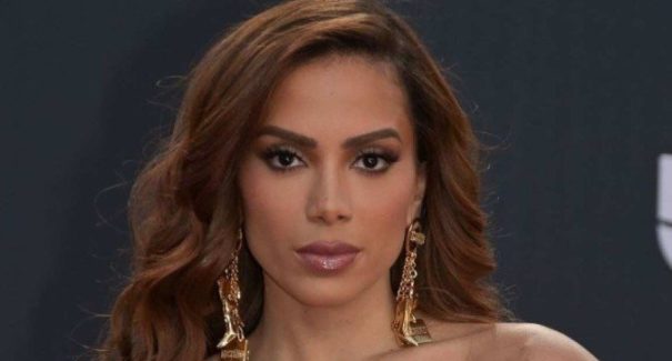 Anitta diz ser contra CPI de sertanejo após polêmicas envolvendo seu nome