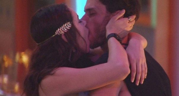BBB22: Eslovênia e Lucas se beijam na festa do líder Douglas