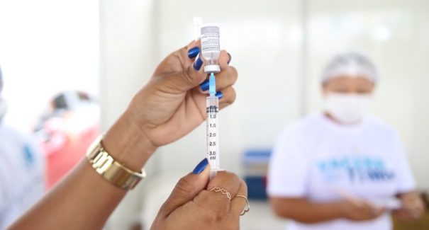 Dois terços das reações às vacinas contra covid-19 ocorrem por efeito psicológico