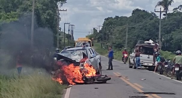 Acidente envolvendo carro do ex-prefeito de Viana e uma moto deixa vítima carbonizada
