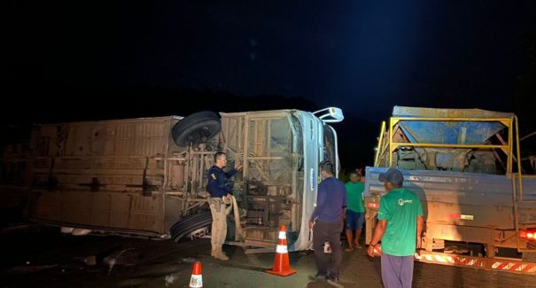 Ônibus tomba e deixa quatro pessoas feridas na BR-222