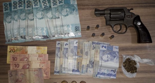 Três pessoas são presas suspeitos de tráfico de drogas e posse ilegal de arma de fogo