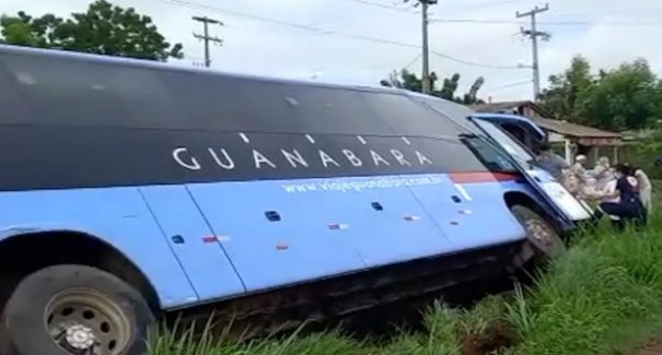 Ônibus sai da pista após colisão com caminhonete em Peritoró