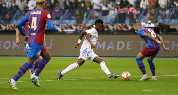 Real Madrid vence Barcelona e vai à final da Supercopa da Espanha