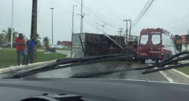 Acidente faz caminhão tombar na avenida Ana Jansen