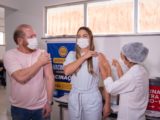 Ana Paula recebe reforço de vacinas em Pinheiro e toma terceira dose com Othelino