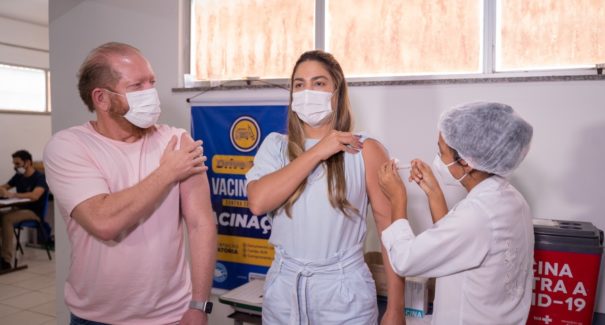 Ana Paula recebe reforço de vacinas em Pinheiro e toma terceira dose com Othelino