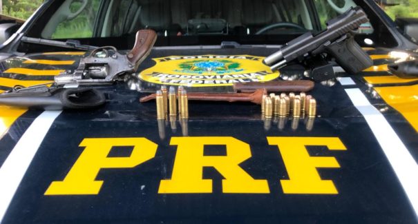 Dupla é presa com armas de fogo e mais de 2.360 relógios na BR-316