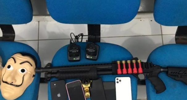 Homem é preso em flagrante suspeito de portar uma arma de grosso calibre