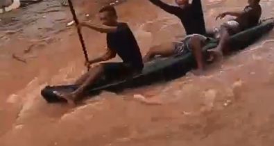 VÍDEO: Garotos praticam “canoagem” em rua alagada pelo Rio Tocantins