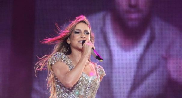 Claudia Leitte fica sem reação após fãs puxarem coro de “Fora Bolsonaro” em show