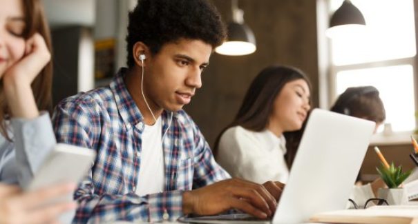 Censo: matrículas em cursos superiores de EAD superam presenciais
