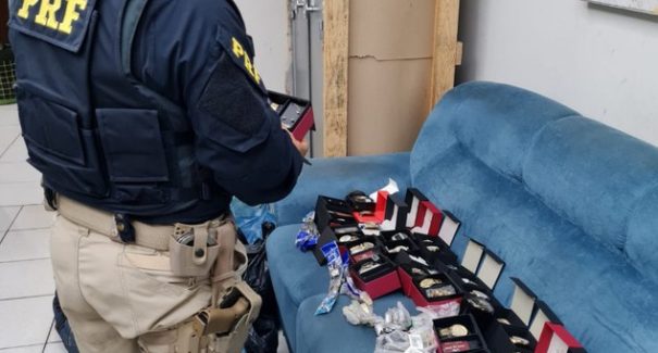 Mais de 2.000 relógios e duas armas são apreendidas em fiscalização na BR-316