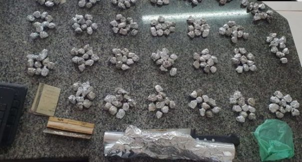 Dois homens são presos suspeitos pelo crime de tráfico de drogas