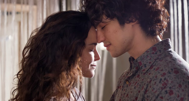 Filme “Eduardo e Mônica” chega às plataformas de streaming