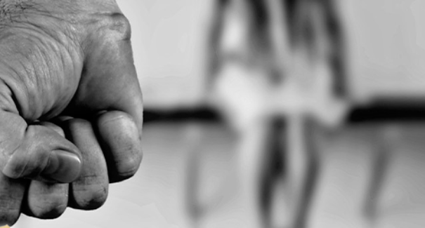 Homem é preso em flagrante suspeito de tentar agredir criança com uma pá