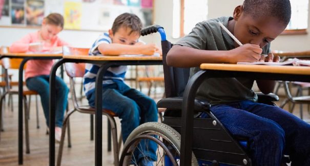 Escolas não podem recusar matrícula de alunos com deficiência, alerta Procon