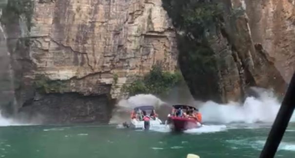 Deslizamento de pedras atinge embarcações com turistas em Minas Gerais