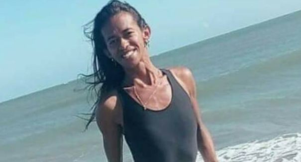 Travesti é encontrada com pedaço de madeira na boca após ser morta a pedradas e facadas