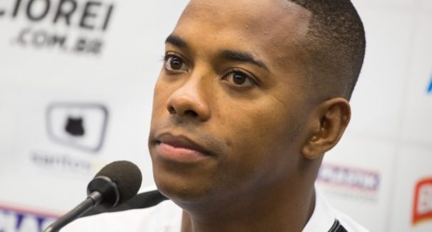 Justiça reduz pena de Robinho por estudos na prisão