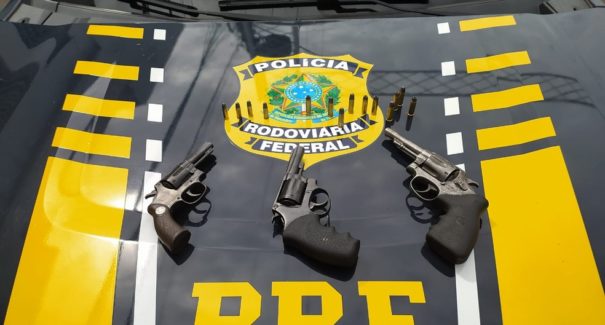 Trio é preso com armas de fogo e veículo roubado com placa clonada