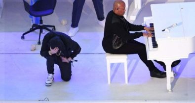 Eminem desafia NFL e protesta contra racismo no Super Bowl
