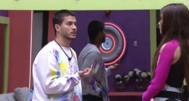 ‘Não fiz nada para você’, diz Arthur ao confrontar Jade sobre paredão