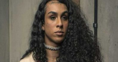 Linn da Quebrada sofre transfobia e é chamada de ‘troço’ em podcast