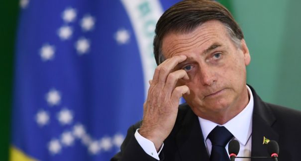 Bolsonaro avalia reajustar salários de todos os servidores em R$ 400