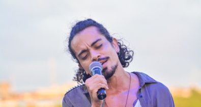 Cantor Tiago Máci, apresenta o show “Amor Delivery”, no Pátio Aberto
