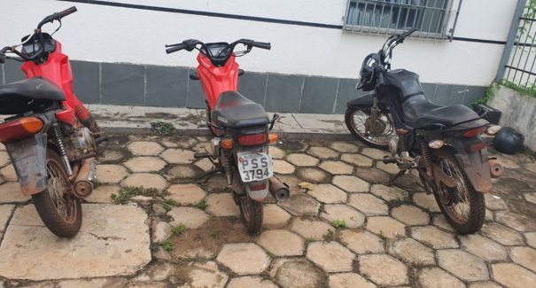 Três homens são presos suspeitos de porte ilegal de arma, receptação e homicídio