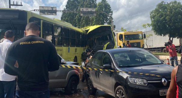 Colisão entre dois coletivos deixa 29 pessoas feridas na Avenida dos Franceses