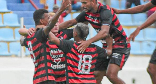 Estreante marca duas vezes e garante Moto na final do 1º turno
