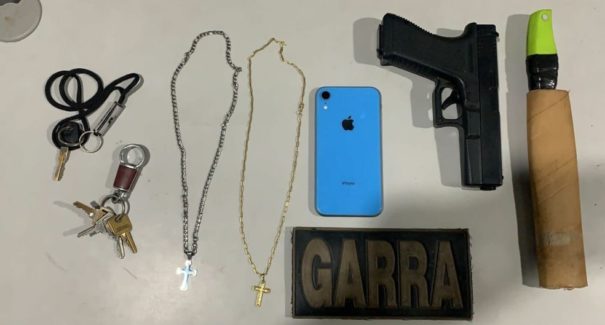 Dupla é presa suspeita com simulacro de arma de fogo