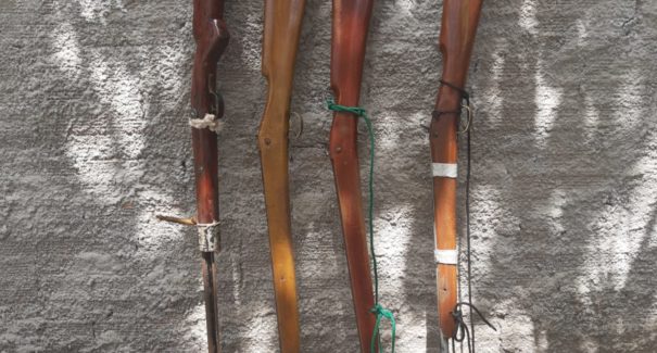 Dois homens são presos suspeitos pelo crime de posse ilegal de arma de fogo