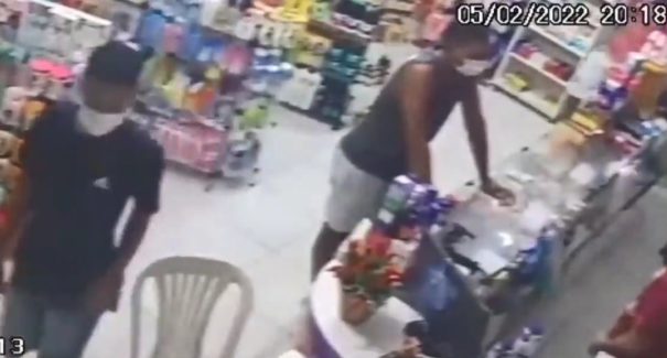 Trio é flagrado por câmeras de segurança roubando farmácia