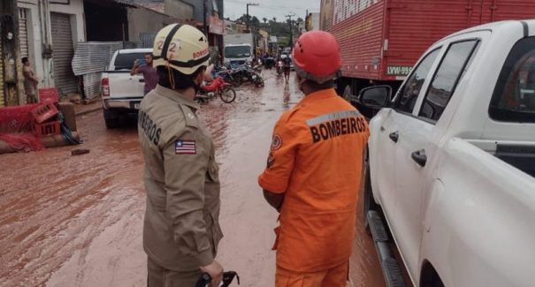 Grande volume de chuva causa inundação em Poção de Pedras