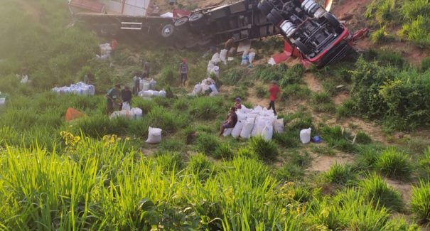 Motorista de caminhão morre após perder o controle do veículo e cair em barranco na BR-226