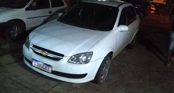 Homem é preso suspeito de roubar carro e manter o motorista de refém