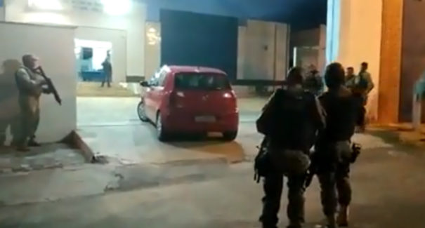 Refém dentro do carro, mulher dirige até a PM de Timon e é libertada