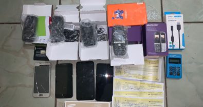 Dois homens são presos suspeitos por comprar e vender celulares roubados