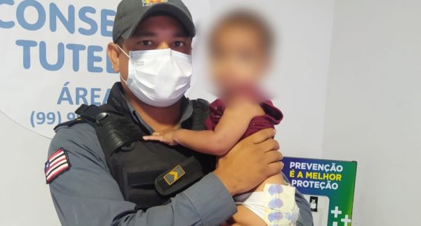 Criança de 1 ano é encontrado por PMs em calçada após ‘fugir’ de casa