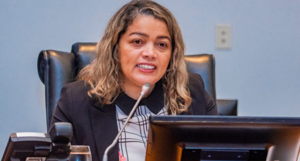 Sem tomar vacina, Mical Damasceno preside sessão da Assembleia