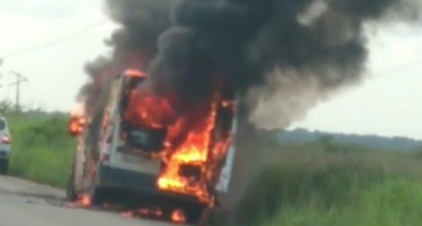 Com paciente dentro, ambulância pega fogo na BR-222