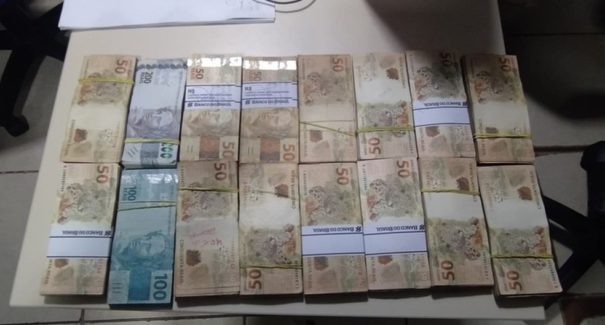 PRF apreende R$ 95 mil em veículo com placas do Paraguai