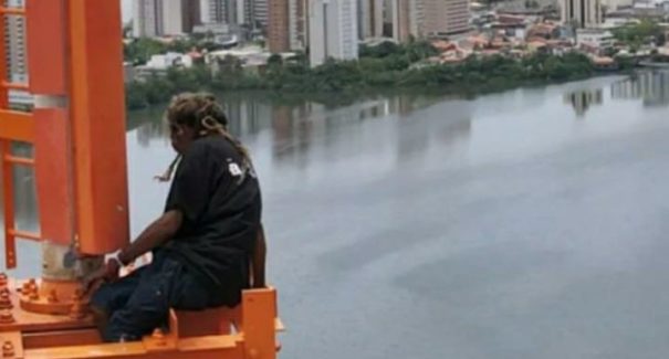 Homem invade sede de TV da capital e escala torre de transmissão
